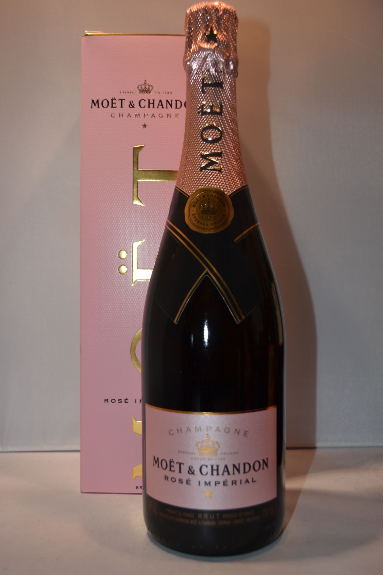 Moet & Chandon Rose Imperial Price : 2.300.000 Abv : 12% Vol : 750ML Type :  Champagne Country : France Taste : the bouquet exudes red…